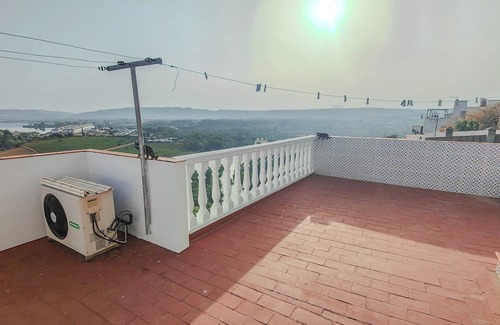 Arcos de la Frontera Cabaña | In the center of Arcos, above the Guadalete river and overlooking the lake of Arcos.