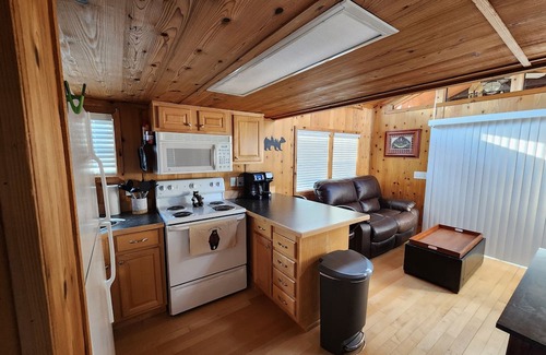 Moore Cabina | Charming tiny home cabin in peaceful Moore