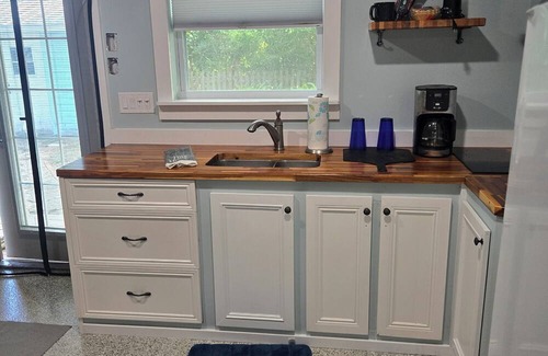 Palm City Cabaña | Charming 1-bedroom cottage in fabulous Stuart with AC, close to water, downtown