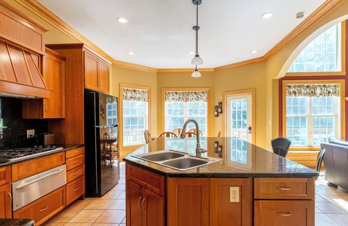 Montour Falls Casa | Luxurious 5-bedroom 4,000 square foot home