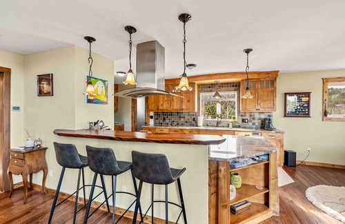 Nederland Casa | Custom 4 bdrm, 3 min to DnTwn Nederland, Sleeps 8, 10 mins to Skiing, Hot Tub