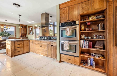 Nederland Casa | Custom 4 bdrm, 3 min to DnTwn Nederland, Sleeps 8, 10 mins to Skiing, Hot Tub