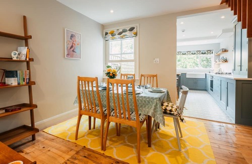 Lewes Cabaña | Cleve Cottage by inspirestays.com - a cottage that sleeps 4 guests in 2 bedrooms