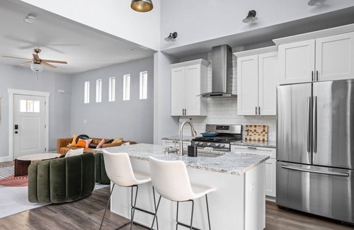 Fountain Square Hotel | Modern Fountain Square 3 BR, Firepit & Gaming Garage - only 10 min to City!