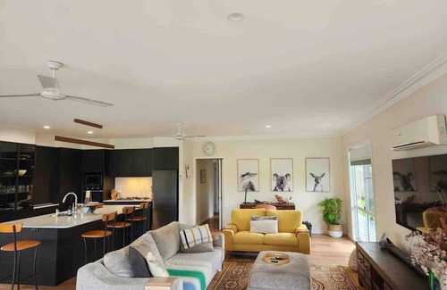 Bellingen Casa | 5 Bedroom house with a pool, deck and amazing view