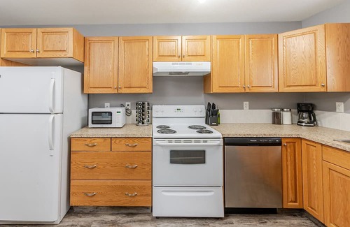 Red Deer Casa | Spacious 5 Bedroom - 2 Self Contained Suites - Work Crews Dream