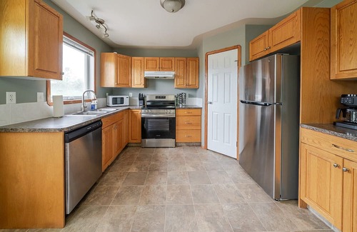 Red Deer Casa | Spacious 5 Bedroom - 2 Self Contained Suites - Work Crews Dream
