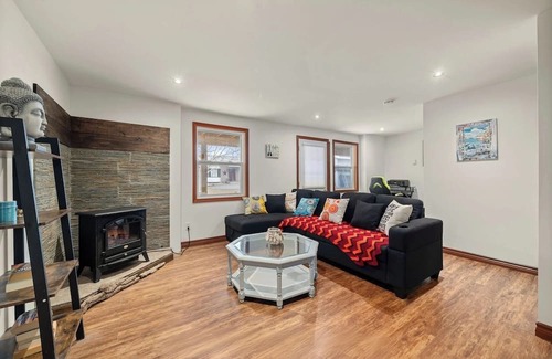 Greater Napanee Cabaña | Hay Bay waterfront with private dock - Fabulous Fishing and Ice fishing