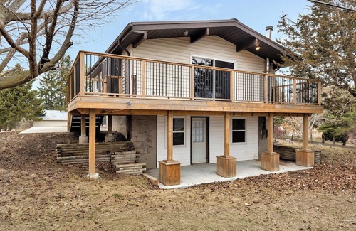 Greater Napanee Cabaña | Hay Bay waterfront with private dock - Fabulous Fishing and Ice fishing