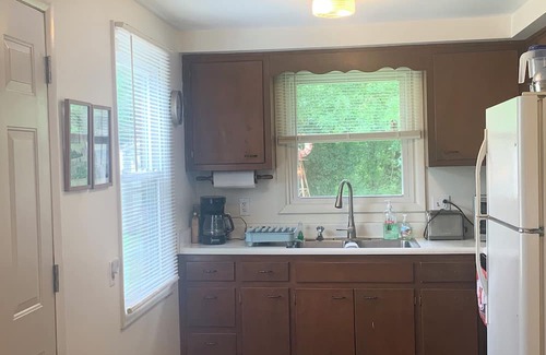 Brimfield Cabaña | Pet friendly Charming Lake-Access 2-bedroom Cottage with channel pier, fenced