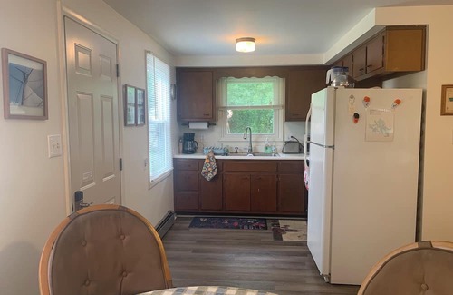 Brimfield Cabaña | Pet friendly Charming Lake-Access 2-bedroom Cottage with channel pier, fenced