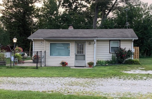 Brimfield Cabaña | Pet friendly Charming Lake-Access 2-bedroom Cottage with channel pier, fenced