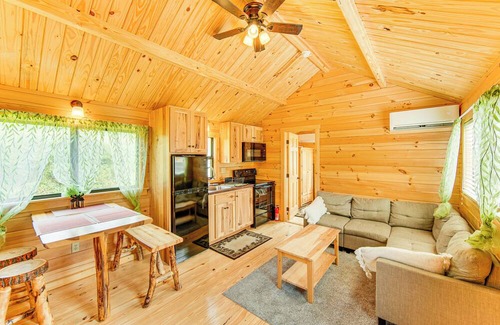 Selinsgrove Cabina | 5 Mi to Susquehanna Boating! Secluded Log Cabin