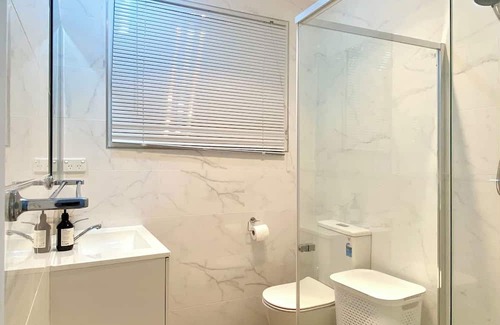 Centenary Heights Apartamento | Modern Studio Room Retreat with a reverse Aircon