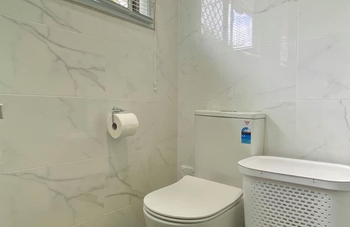 Centenary Heights Apartamento | Modern Studio Room Retreat with a reverse Aircon