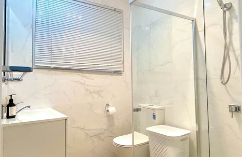 Centenary Heights Apartamento | Modern Studio Room Retreat with a reverse Aircon