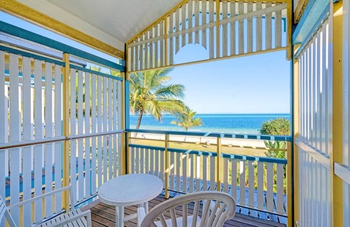 Brisbane Waterfront Villa | Stunning 3 bedroom absolute beachfront villa