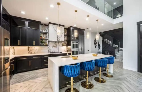 Hull Casa | Modern Luxe Oasis with Pool