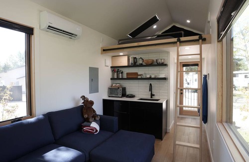 Rocky Mountain House Cabina | River South HardTop: modern decked-out cabin with a river view