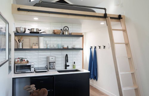 Rocky Mountain House Cabina | River South HardTop: modern decked-out cabin with a river view