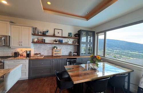 Foothills Apartamento | Lakeview Getaway with Hot Tub + Pool near Silver Star