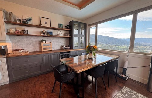 Foothills Apartamento | Lakeview Getaway with Hot Tub + Pool near Silver Star