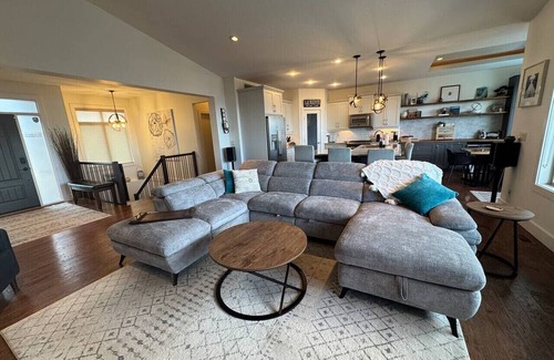 Foothills Apartamento | Lakeview Getaway with Hot Tub + Pool near Silver Star