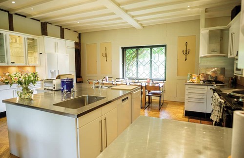 Staplefield Casa | Long House is a Grade II listed family home set in 5 acres of garden and park.