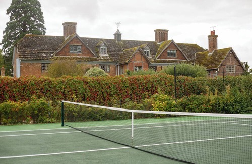 Staplefield Casa | Long House is a Grade II listed family home set in 5 acres of garden and park.