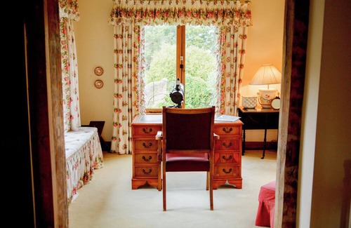 Staplefield Casa | Long House is a Grade II listed family home set in 5 acres of garden and park.