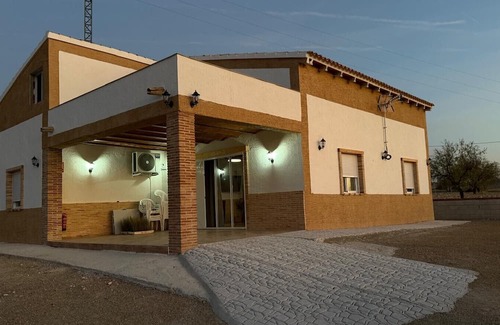 Albudeite Casa | Holiday Home 'Casa Rural El Jardín De Sara' with Mountain View, Wi-Fi and Air Conditioning