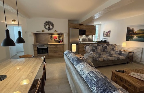 Chateau-Chinon Casa | CHAINTRE LA FERME. Large, comfortable house with superb views over the valley