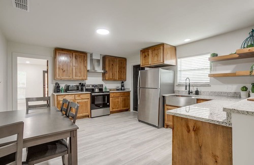 Stephenville Casa | *NEW* The Round Up | 4BR | Walk to TSU | Downtown