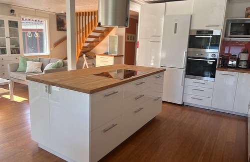 Vissefjaerda Casa | Vacation home right on the lake in Småland - Villa lake view with hot tub, boat & canoe