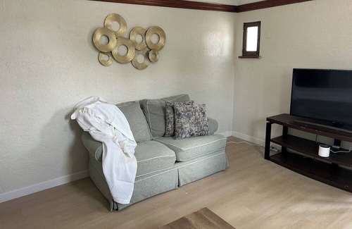 Burley Apartamento | Cozy 2-bedroom apartment in welcoming Burley with AC
