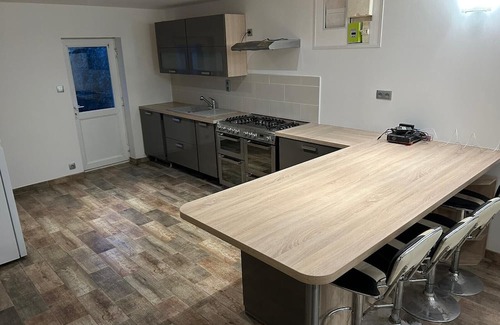 Saint-Martin-des-Fontaines Casa | Holiday Home 'Gite Les Garnes 4 Personnes' with Private Terrace, Private Garden and Wi-Fi