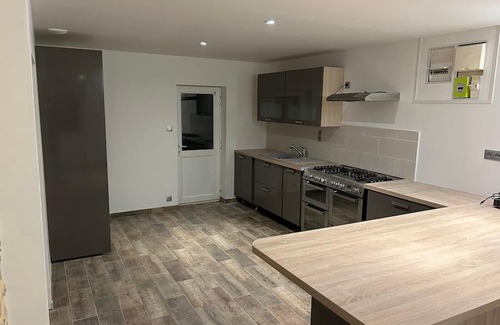 Saint-Martin-des-Fontaines Casa | Holiday Home 'Gite Les Garnes 4 Personnes' with Private Terrace, Private Garden and Wi-Fi