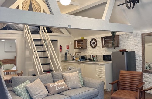 Lechlade Cabaña | Henloft Farm Stay With Pool