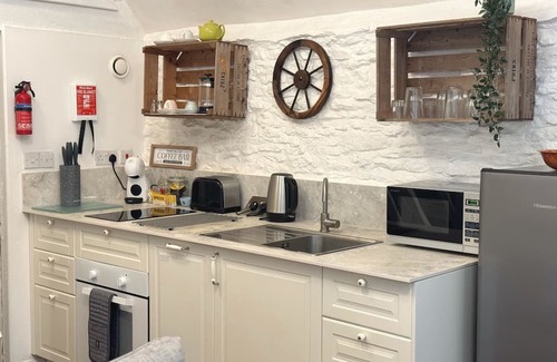 Lechlade Cabaña | Henloft Farm Stay With Pool