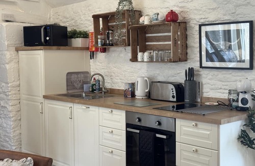 Lechlade Cabaña | Bullpen Cotswolds Cottage Farm Stay With Pool: