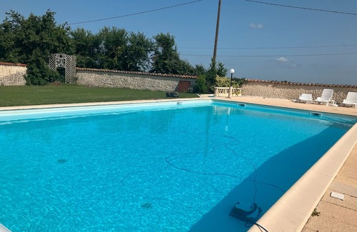 Segonzac Cama Y Desayuno | Bed and Breakfast 'D'hôtes' with Shared Pool, Shared Terrace and Wi-Fi