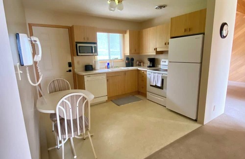 Unorganized Thunder Bay District Casa | 7-bed lakefront house with sauna, beach & boat launch — 15 min from Thunder Bay.