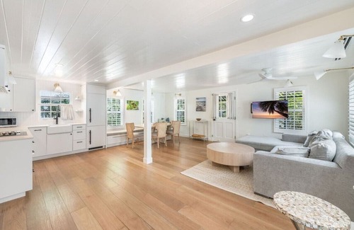 West Bay Cabaña | Historic Boggy Sand Wood Cottage with Pool & Private Seven Mile Beach Access