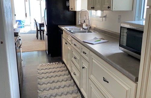 Harwich Casa | Cozy Cottage on Rondeau Bay in Erieau steps from local restaurants!