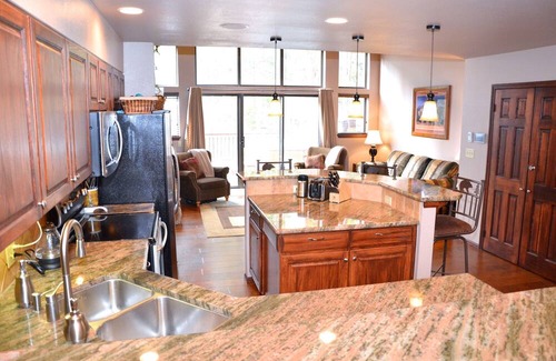 Warrior's Mark Chalet De Esquí | Private Hot Tub | Walk to Lift & Main St