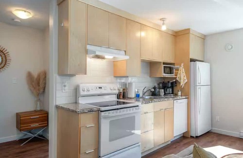 Campbell River Casa | Private Sauna, Hot tub cold plunge retreat steps away from Golf course.
