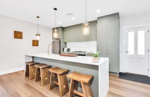 Cooma Casa | Newly renovated 4 bed, 3 bath retreat with lux stone fireplace & cook’s kitchen