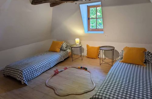 Saint-Avit-Senieur Casa | Marvellous 8-bedroom, 12 bed, house in centre of historic village