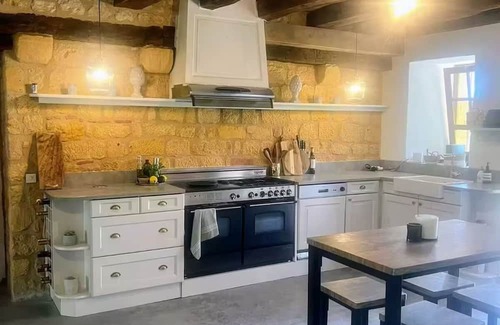 Saint-Avit-Senieur Casa | Marvellous 8-bedroom, 12 bed, house in centre of historic village