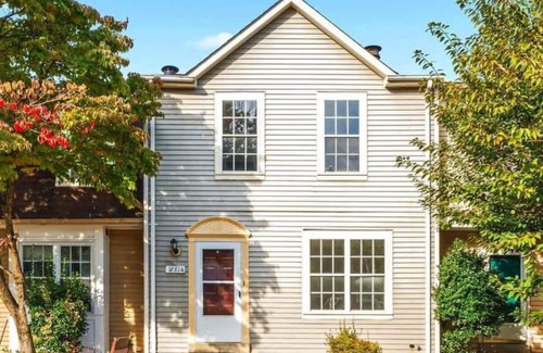 Germantown Casa | 3-bedroom townhome in delightful Germantown with AC